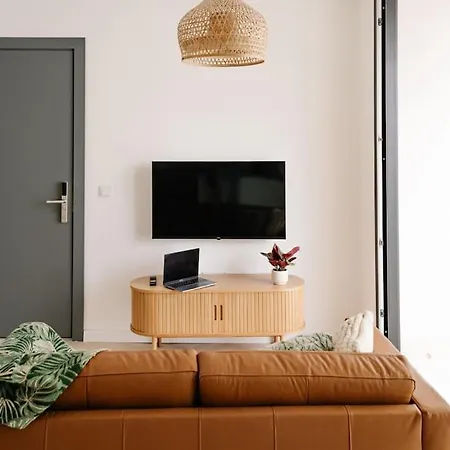 Mainstreet Designer 10 Apartment